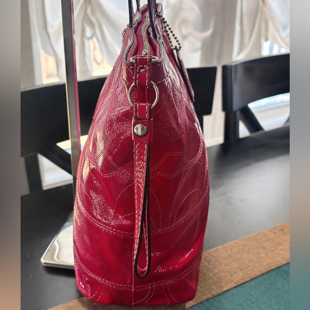 โจ COACH Berry Pink Signature Patent Leather Tote - Iconic stitched "C" pattern - Picture 6 of 16